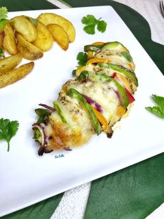 صورة لوصفة صدور دجاج بالخضار والجبن 🍗🫑🧅