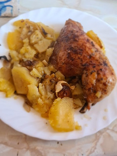 Una foto de Contramuslos de pollo asado con patatas