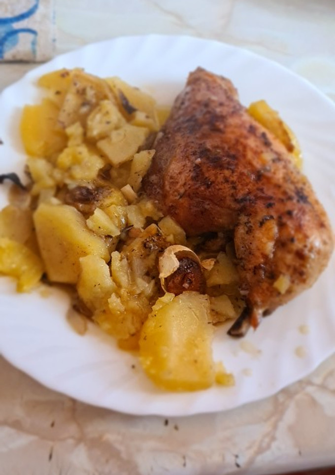 Una foto de Contramuslos de pollo asado con patatas