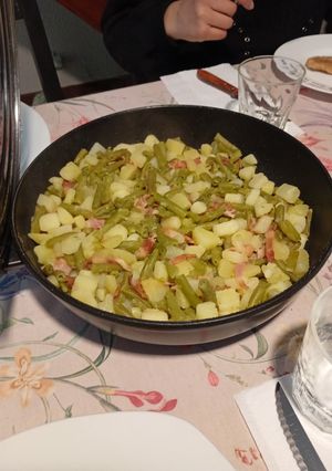 Una foto de Judías verdes con patatas y bacon
