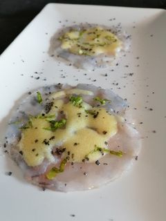 Una foto de Carpaccio de langostinos