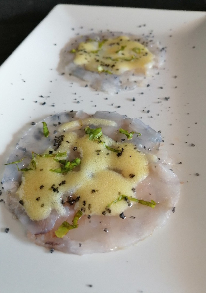 Una foto de Carpaccio de langostinos