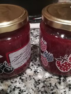 Una foto de Mermelada de cerezas y fresas