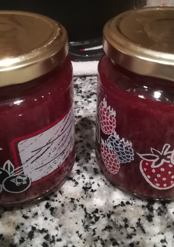 Una foto de Mermelada de cerezas y fresas