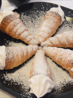 Una foto de Conos de hojaldre con merengue italiano