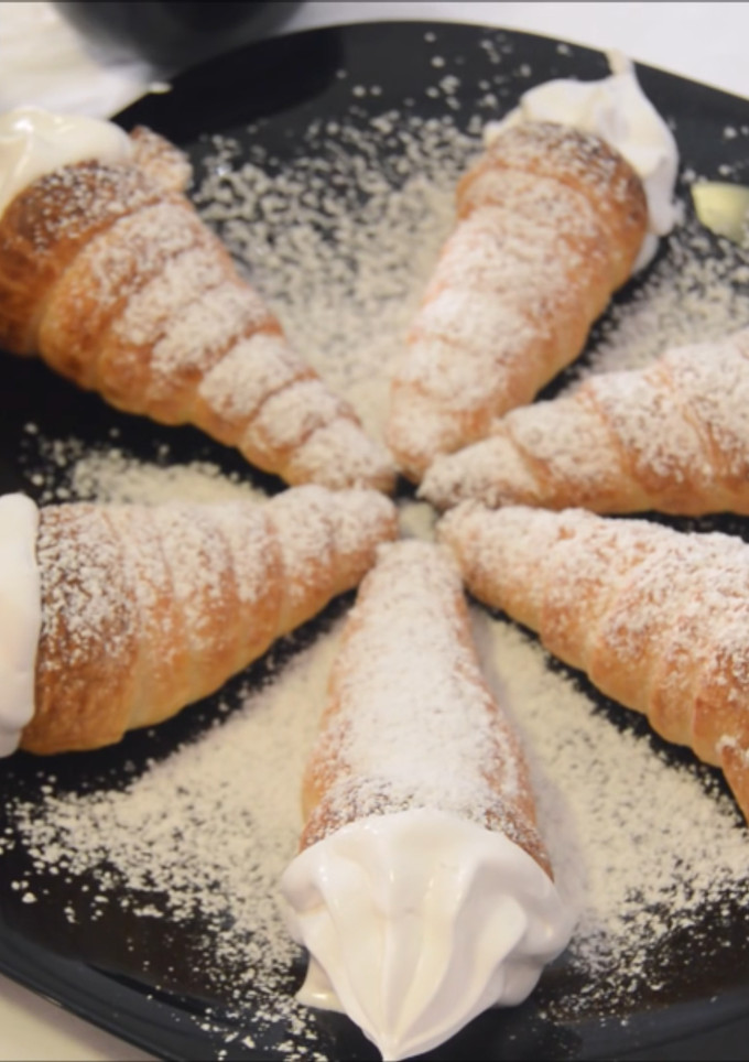 Una foto de Conos de hojaldre con merengue italiano