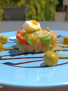Una foto de Ensalada de tomate, aguacate y bacalao