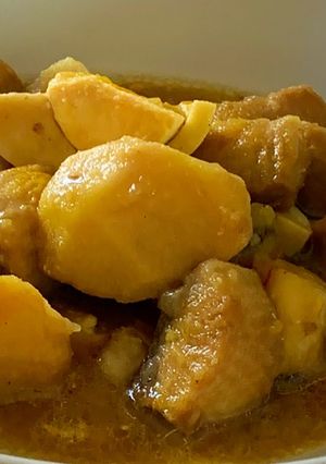 Una foto de Tintorera, huevos y papas