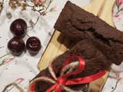 Una foto de budin con algarroba y coco