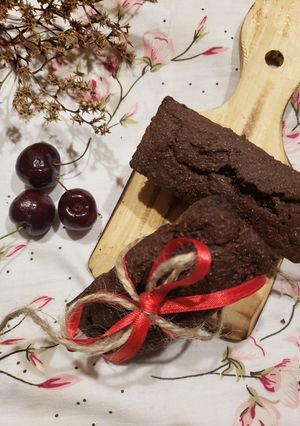 Una foto de Budín de batata🍠frutillas🍓y cerezas🍒