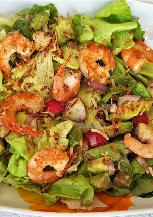 Une photo de Salade de crevettes à la noix de coco