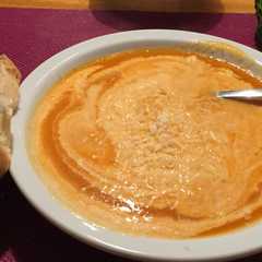 A picture of Sopa de tomates clásica con pan de ajo!!.