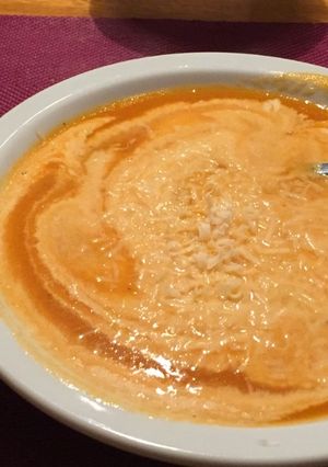 Una foto de Sopa de tomates clásica con pan de ajo!!