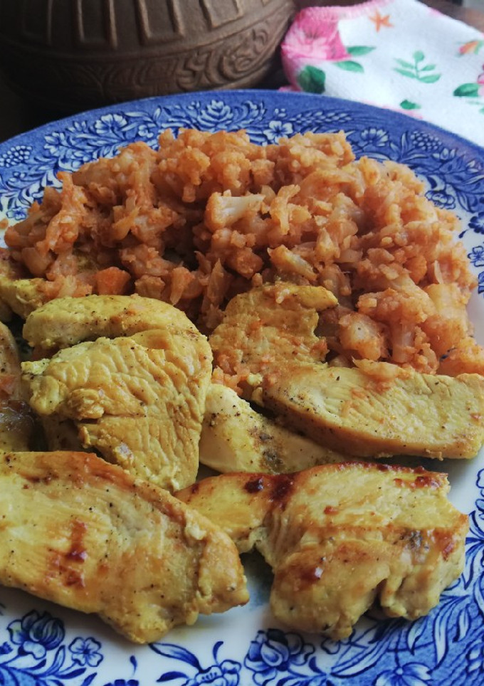 Una foto de Pechuga de pollo al curry con coliflor al pimentón 🏵️