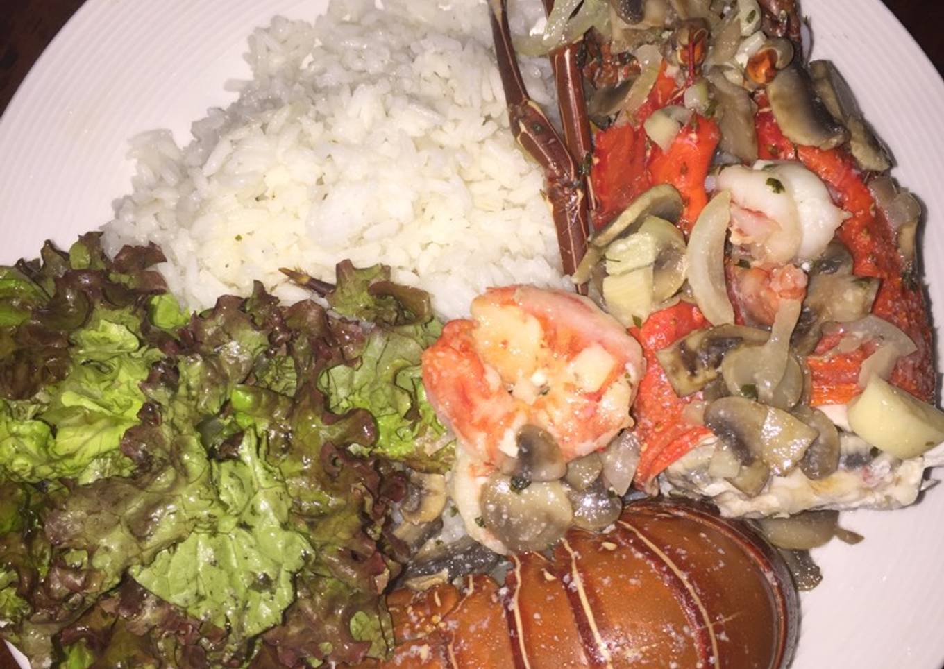 Langostas bañadas en salsa con coco