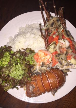 Una foto de Langostas bañadas en salsa con coco