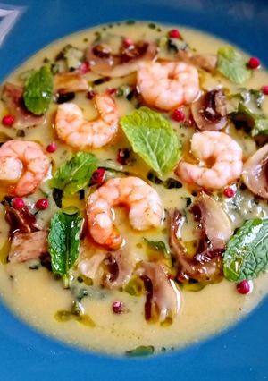 Foto di Crema di ceci con carpaccio di funghi gamberi e menta