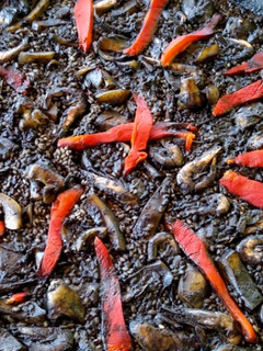 Una foto de Paella de arroz negro al estilo de Juan