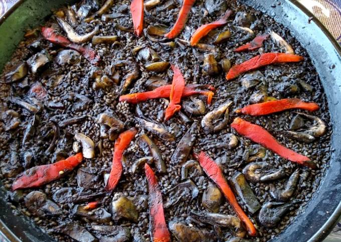 Foto principal de Paella de arroz negro al estilo de Juan