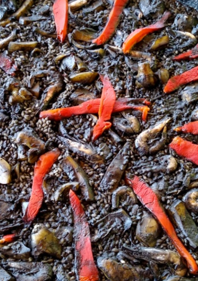 Una foto de Paella de arroz negro al estilo de Juan