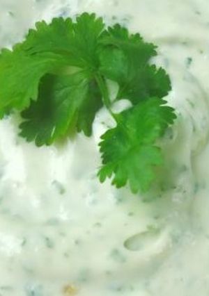 Una foto de Mayonesa de limón y cilantro