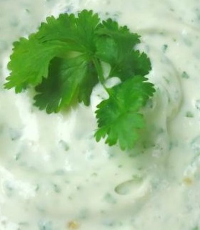 Una foto de Mayonesa de limón y cilantro