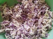 Una foto de col morada con yogurt