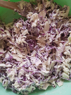 Una foto de Ensalada de col con aderezo de tahini y yogurt