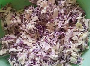 Una foto de Ensalada de col con aderezo de tahini y yogurt