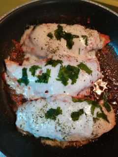 Una foto de Pollo con tomate y mozzarella