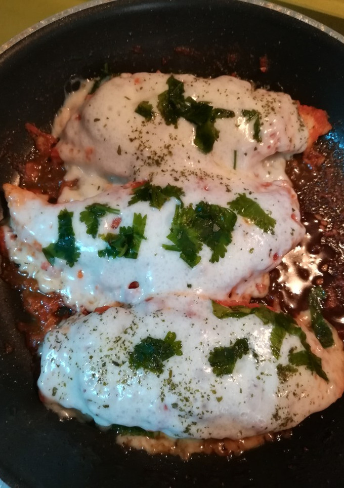 Una foto de Pollo con tomate y mozzarella