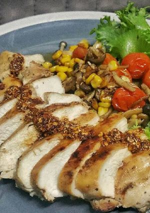 รูปของ อกไก่หมักโยเกิร์ตย่าง ราดน้ำจิ้มแจ่ว (สูตรลดความอ้วน)