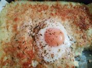 Una foto de papas al horno con huevo