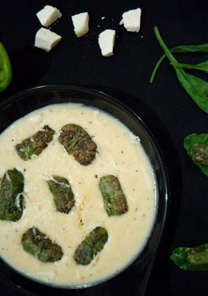 A picture of Spinach roll in cheese sauce.