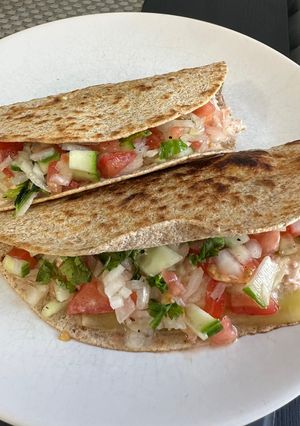 Una foto de Tacos integrales de pollo con verduras y salsa cremosa