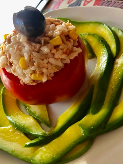 Una foto de Tomate relleno con arroz y atún