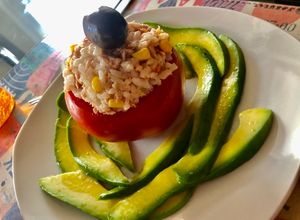 Una foto de Tomate relleno con arroz y atún