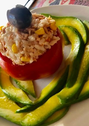 Una foto de Tomate relleno con arroz y atún