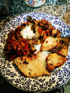 Una foto de Pez espada con verduras asadas y huevo escalfado