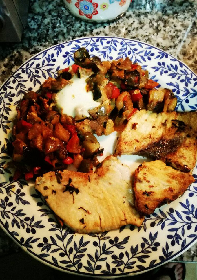 Una foto de Pez espada con verduras asadas y huevo escalfado