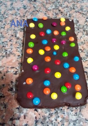 Una foto de Turrón de chocolate con lentejas de chocolate
