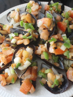 Una foto de Mejillones al vapor con pico de gallo