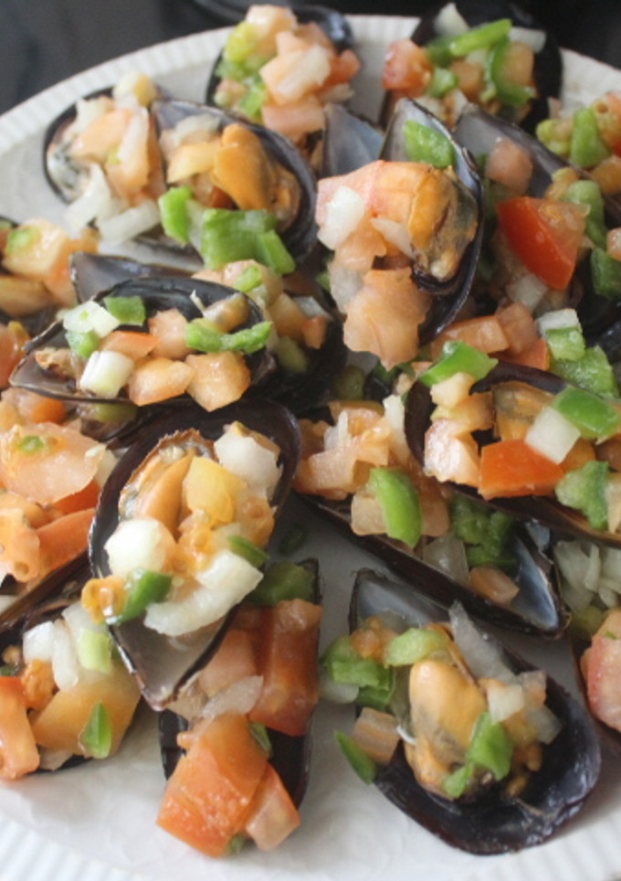 Una foto de Mejillones al vapor con pico de gallo
