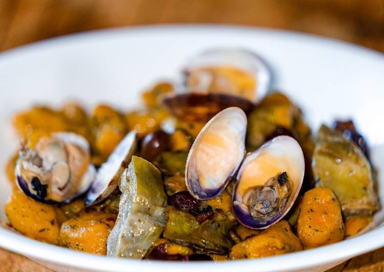 Gnocchi di Zucca Integrali con Carciofi, Vongole Veraci &amp; Olive Taggiasche