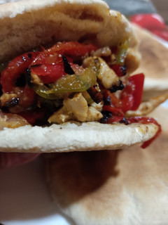 Una foto de Fajitas en pan de pita