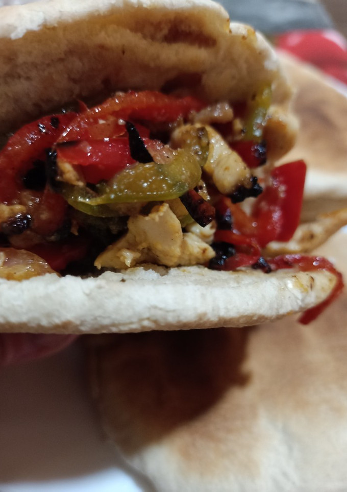 Una foto de Fajitas en pan de pita