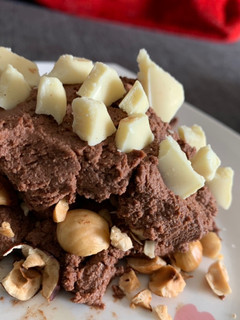 Una foto de Mousse de chocolate con crujiente de frutos secos y chocolate blanco