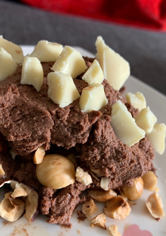 Una foto de Mousse de chocolate con crujiente de frutos secos y chocolate blanco
