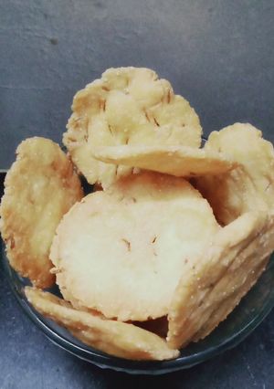 ફરસી પૂરી(farsi puri recipe in gujarati) રેસીપી મુખ્ય ફોટો