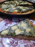 Pizza con espinaca, queso azul y parmesano